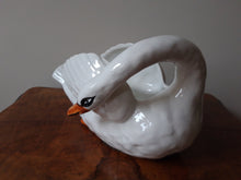 Charger l'image dans la galerie, Nimy. Cache-pot en forme de cygne en faïence ancienne, XIXe Le charme des violettes - Brocante en ligne