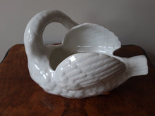 Charger l'image dans la galerie, Nimy. Cache-pot en forme de cygne en faïence ancienne, XIXe Le charme des violettes - Brocante en ligne