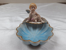 Afbeelding in Gallery-weergave laden, Porte-savon ou vide-poche romantique en biscuit avec angelot Le charme des violettes - Brocante en ligne