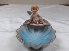 Afbeelding in Gallery-weergave laden, Porte-savon ou vide-poche romantique en biscuit avec angelot Le charme des violettes - Brocante en ligne