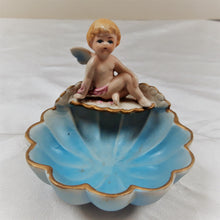 Afbeelding in Gallery-weergave laden, Porte-savon ou vide-poche romantique en biscuit avec angelot Le charme des violettes - Brocante en ligne