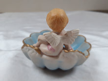 Afbeelding in Gallery-weergave laden, Porte-savon ou vide-poche romantique en biscuit avec angelot Le charme des violettes - Brocante en ligne