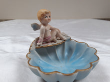 Afbeelding in Gallery-weergave laden, Porte-savon ou vide-poche romantique en biscuit avec angelot Le charme des violettes - Brocante en ligne