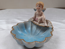 Afbeelding in Gallery-weergave laden, Porte-savon ou vide-poche romantique en biscuit avec angelot Le charme des violettes - Brocante en ligne