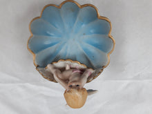 Afbeelding in Gallery-weergave laden, Porte-savon ou vide-poche romantique en biscuit avec angelot Le charme des violettes - Brocante en ligne