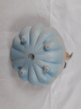 Afbeelding in Gallery-weergave laden, Porte-savon ou vide-poche romantique en biscuit avec angelot Le charme des violettes - Brocante en ligne