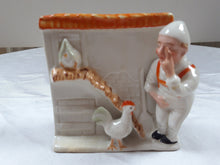 Afbeelding in Gallery-weergave laden, Figurine ancienne en céramique : le fermier et son poulailler Le charme des violettes - Brocante en ligne