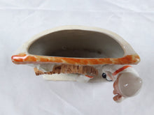 Afbeelding in Gallery-weergave laden, Figurine ancienne en céramique : le fermier et son poulailler Le charme des violettes - Brocante en ligne