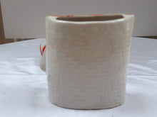 Afbeelding in Gallery-weergave laden, Figurine ancienne en céramique : le fermier et son poulailler Le charme des violettes - Brocante en ligne