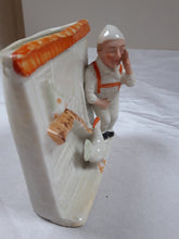 Afbeelding in Gallery-weergave laden, Figurine ancienne en céramique : le fermier et son poulailler Le charme des violettes - Brocante en ligne