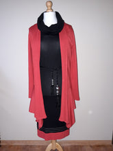 Afbeelding in Gallery-weergave laden, Sao Paulo. Ensemble vintage rouge et noir en tricot Le charme des violettes - Brocante en ligne