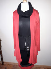 Afbeelding in Gallery-weergave laden, Sao Paulo. Ensemble vintage rouge et noir en tricot Le charme des violettes - Brocante en ligne