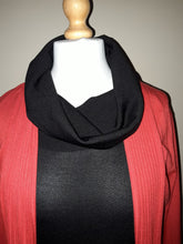 Afbeelding in Gallery-weergave laden, Sao Paulo. Ensemble vintage rouge et noir en tricot Le charme des violettes - Brocante en ligne