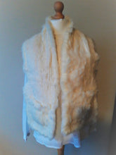 Afbeelding in Gallery-weergave laden, Echarpe vintage en lapin blanc Le charme des violettes - Brocante en ligne