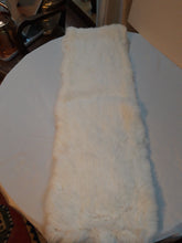 Afbeelding in Gallery-weergave laden, Echarpe vintage en lapin blanc Le charme des violettes - Brocante en ligne