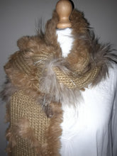Afbeelding in Gallery-weergave laden, Sao Paulo. Echarpe vintage beige en laine et poils de lapin. Le charme des violettes - Brocante en ligne