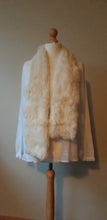 Afbeelding in Gallery-weergave laden, Echarpe vintage en lapin blanc Le charme des violettes - Brocante en ligne