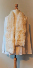 Afbeelding in Gallery-weergave laden, Echarpe vintage en lapin blanc Le charme des violettes - Brocante en ligne