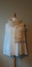 Afbeelding in Gallery-weergave laden, Echarpe vintage en lapin blanc Le charme des violettes - Brocante en ligne
