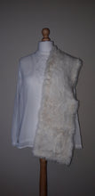 Afbeelding in Gallery-weergave laden, Echarpe vintage en lapin blanc Le charme des violettes - Brocante en ligne
