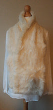 Afbeelding in Gallery-weergave laden, Echarpe vintage en lapin blanc Le charme des violettes - Brocante en ligne
