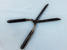 Charger l'image dans la galerie, Fer à friser ancien Le charme des violettes - Brocante en ligne