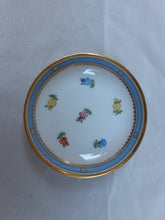 Afbeelding in Gallery-weergave laden, Vide-poche romantique en porcelaine autrichienne Le charme des violettes - Brocante en ligne