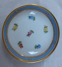 Afbeelding in Gallery-weergave laden, Vide-poche romantique en porcelaine autrichienne Le charme des violettes - Brocante en ligne