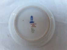 Afbeelding in Gallery-weergave laden, Vide-poche romantique en porcelaine autrichienne Le charme des violettes - Brocante en ligne