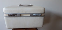 Afbeelding in Gallery-weergave laden, Beauty case Samsonite vintage Le charme des violettes - Brocante en ligne