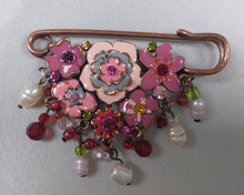 Load image into Gallery viewer, Broche vintage en métal, émail et perles Le charme des violettes - Brocante en ligne