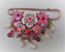 Load image into Gallery viewer, Broche vintage en métal, émail et perles Le charme des violettes - Brocante en ligne