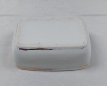 Afbeelding in Gallery-weergave laden, Ensemble de toilette en porcelaine ancienne à décor romantique (Andenne ?) Le charme des violettes - Brocante en ligne