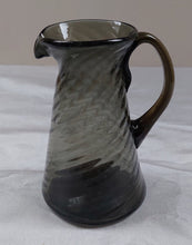 Charger l'image dans la galerie, Vase-pichet iranien artisanal ancien en verre soufflé Le charme des violettes - Brocante en ligne