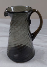 Charger l'image dans la galerie, Vase-pichet iranien artisanal ancien en verre soufflé Le charme des violettes - Brocante en ligne