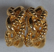 Charger l'image dans la galerie, Boucles d'oreilles clips vintage anneau tressé en métal doré Le charme des violettes - Brocante en ligne