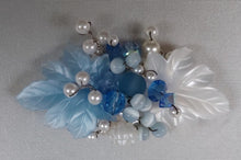Load image into Gallery viewer, Broche vintage blanche et bleue avec des perles Le charme des violettes - Brocante en ligne