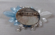 Load image into Gallery viewer, Broche vintage blanche et bleue avec des perles Le charme des violettes - Brocante en ligne