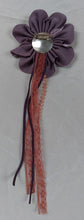 Load image into Gallery viewer, Broche fleur en velours violet vintage Le charme des violettes - Brocante en ligne