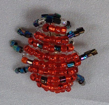 Afbeelding in Gallery-weergave laden, Ensemble de broches coccinelles vintage en perles Le charme des violettes - Brocante en ligne