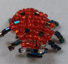 Afbeelding in Gallery-weergave laden, Ensemble de broches coccinelles vintage en perles Le charme des violettes - Brocante en ligne