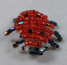 Afbeelding in Gallery-weergave laden, Ensemble de broches coccinelles vintage en perles Le charme des violettes - Brocante en ligne