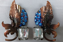 Afbeelding in Gallery-weergave laden, Boucles d'oreilles vintage blanches et bleues Le charme des violettes - Brocante en ligne