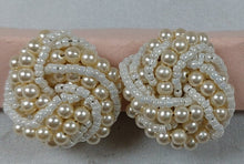 Afbeelding in Gallery-weergave laden, Boucles d'oreilles clips vintage en perles Le charme des violettes - Brocante en ligne