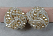 Afbeelding in Gallery-weergave laden, Boucles d'oreilles clips vintage en perles Le charme des violettes - Brocante en ligne