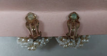 Afbeelding in Gallery-weergave laden, Boucles d'oreilles clips vintage en perles Le charme des violettes - Brocante en ligne