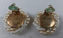 Afbeelding in Gallery-weergave laden, Boucles d'oreilles clips vintage en perles Le charme des violettes - Brocante en ligne