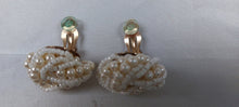 Afbeelding in Gallery-weergave laden, Boucles d'oreilles clips vintage en perles Le charme des violettes - Brocante en ligne