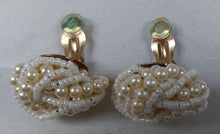 Afbeelding in Gallery-weergave laden, Boucles d'oreilles clips vintage en perles Le charme des violettes - Brocante en ligne
