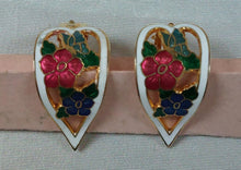 Load image into Gallery viewer, Boucles d'oreilles clips vintage à fleurs en métal émaillé Le charme des violettes - Brocante en ligne